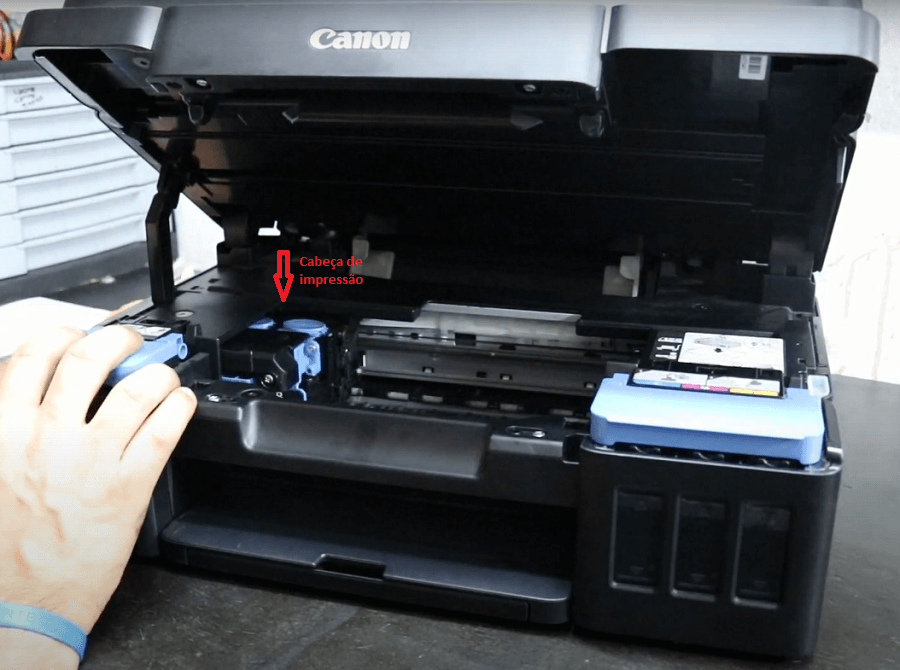 Ligue a impressora e quando a cabeça de impressão começar a se movimentar puxe o cabo de energia