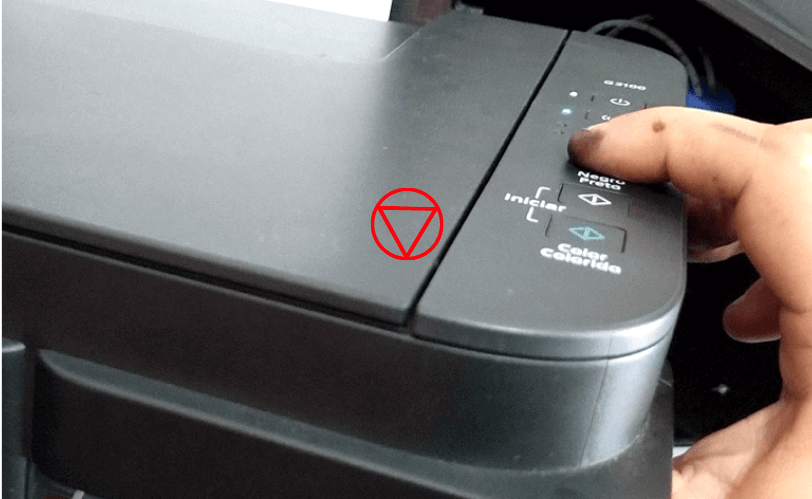 Com a impressora ligada.  Aperte o botão parar e segure-o até a cabeça de impressão começar a se movimentar.
