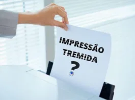 mão pegando uma folha na impressora