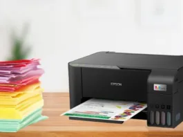 Impressora epson na mesa com varios papeis coloridos