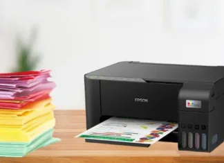 Impressora epson na mesa com varios papeis coloridos