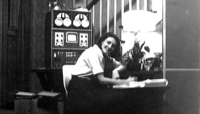 Mary Allen Wilkes - Com o computador LINC em casa