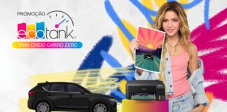 Cantora Shakira com uma impressora ao lado de uma carro